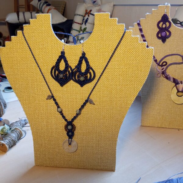 Parure colier et ses boucles d'oreilles